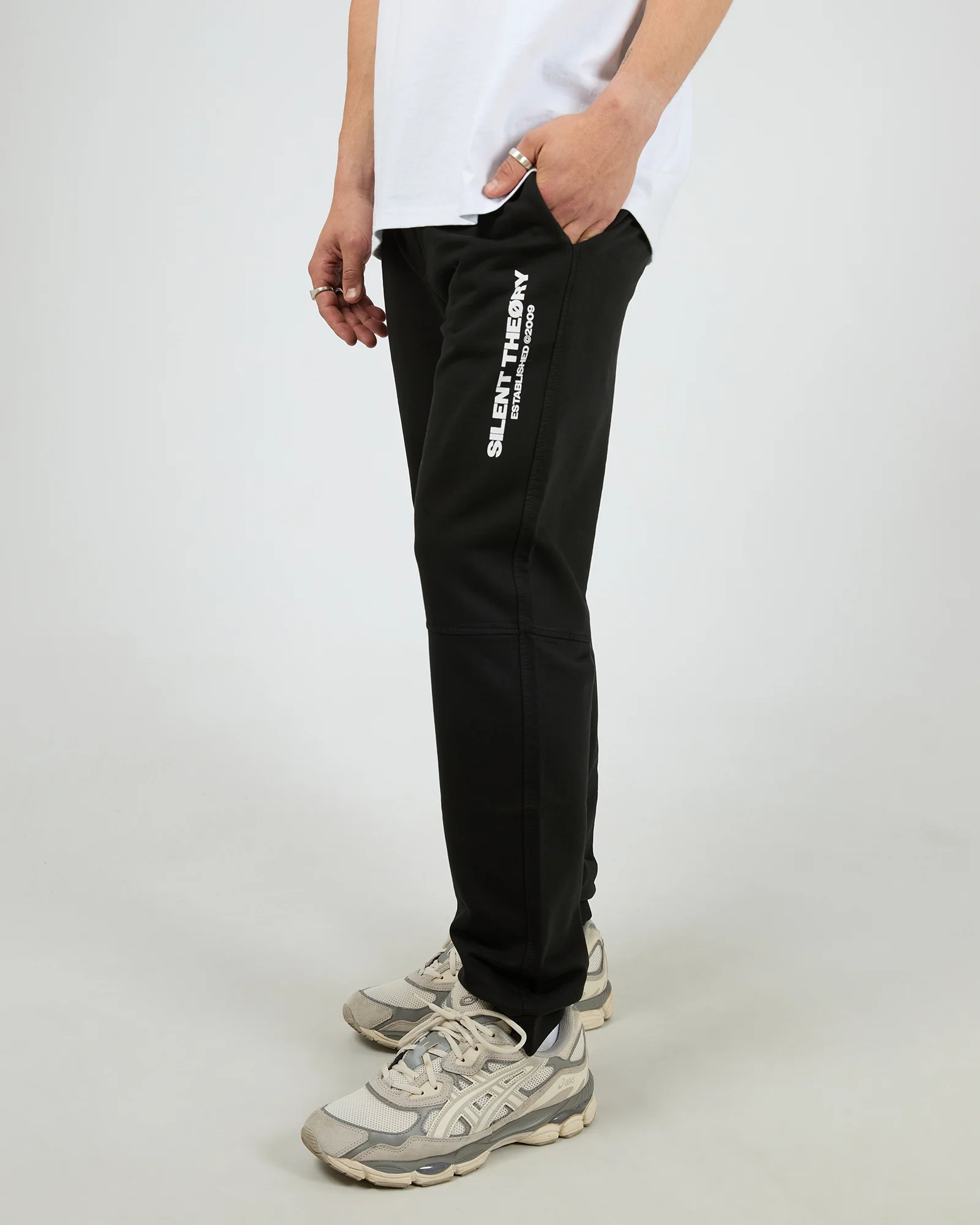 SILENT THEORY Essential theory trackpant v2 - Black