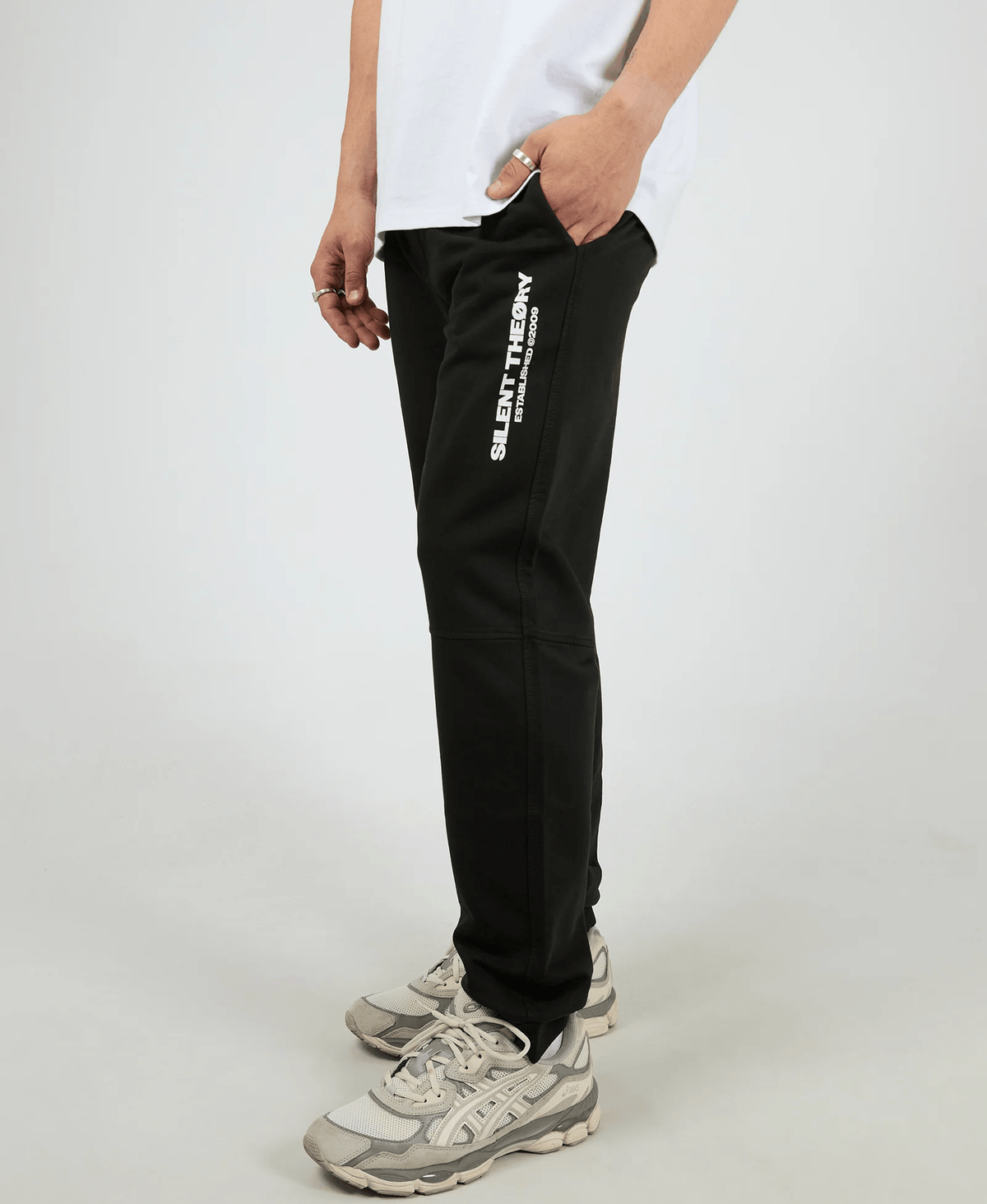 SILENT THEORY Essential theory trackpant v2 - Black