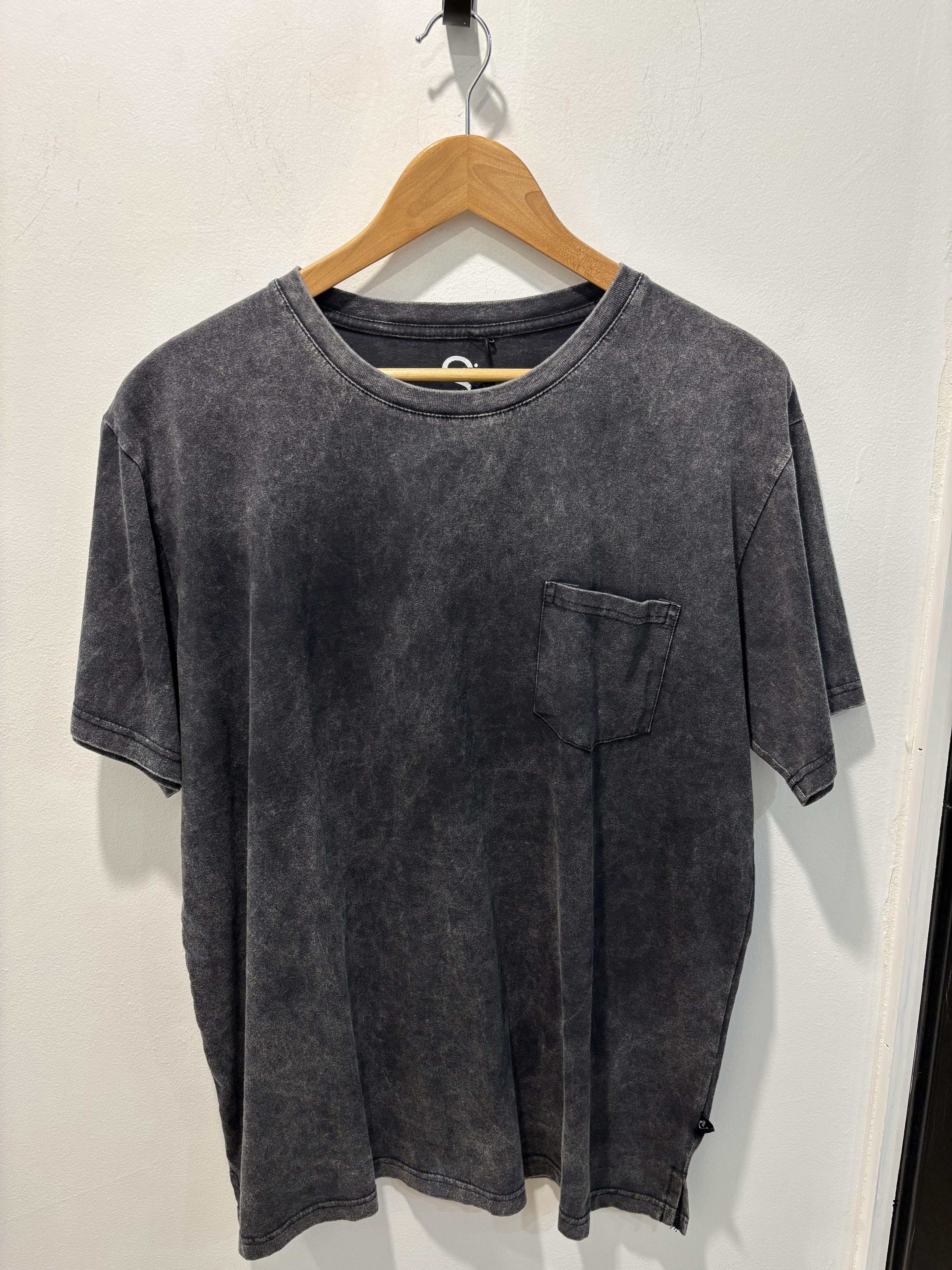 SBASIC Classic Pocket Tee – Washed black