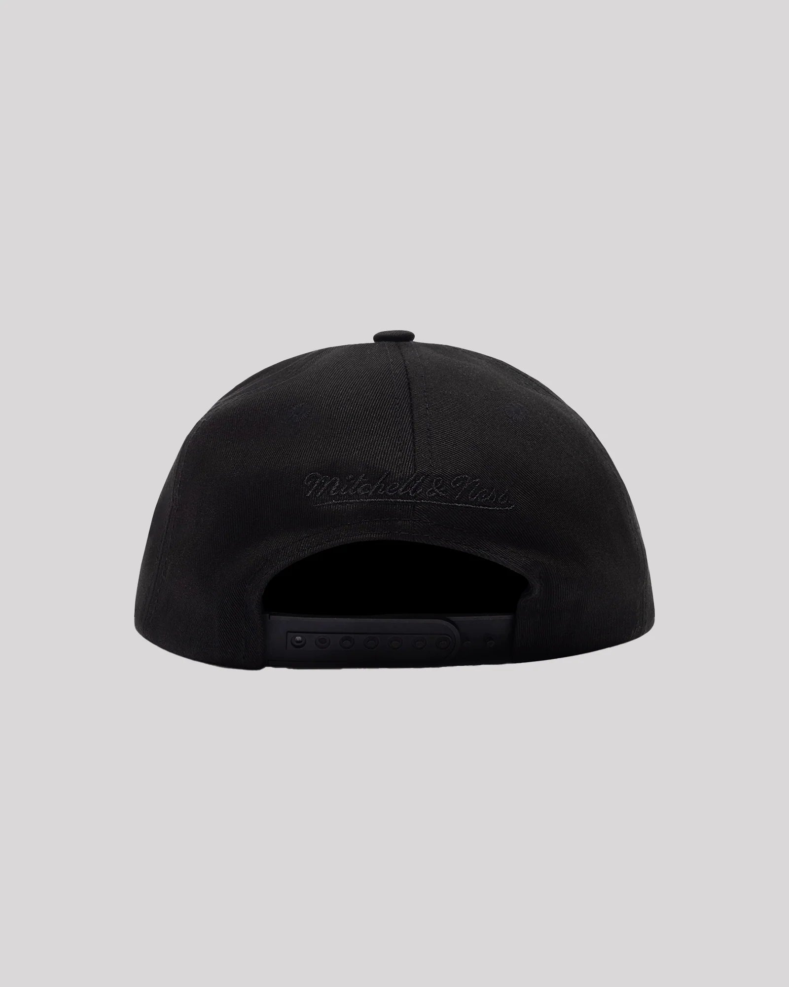 MITCHELL & NESS Bulls Evergreen Pro Pinch Black on black cap