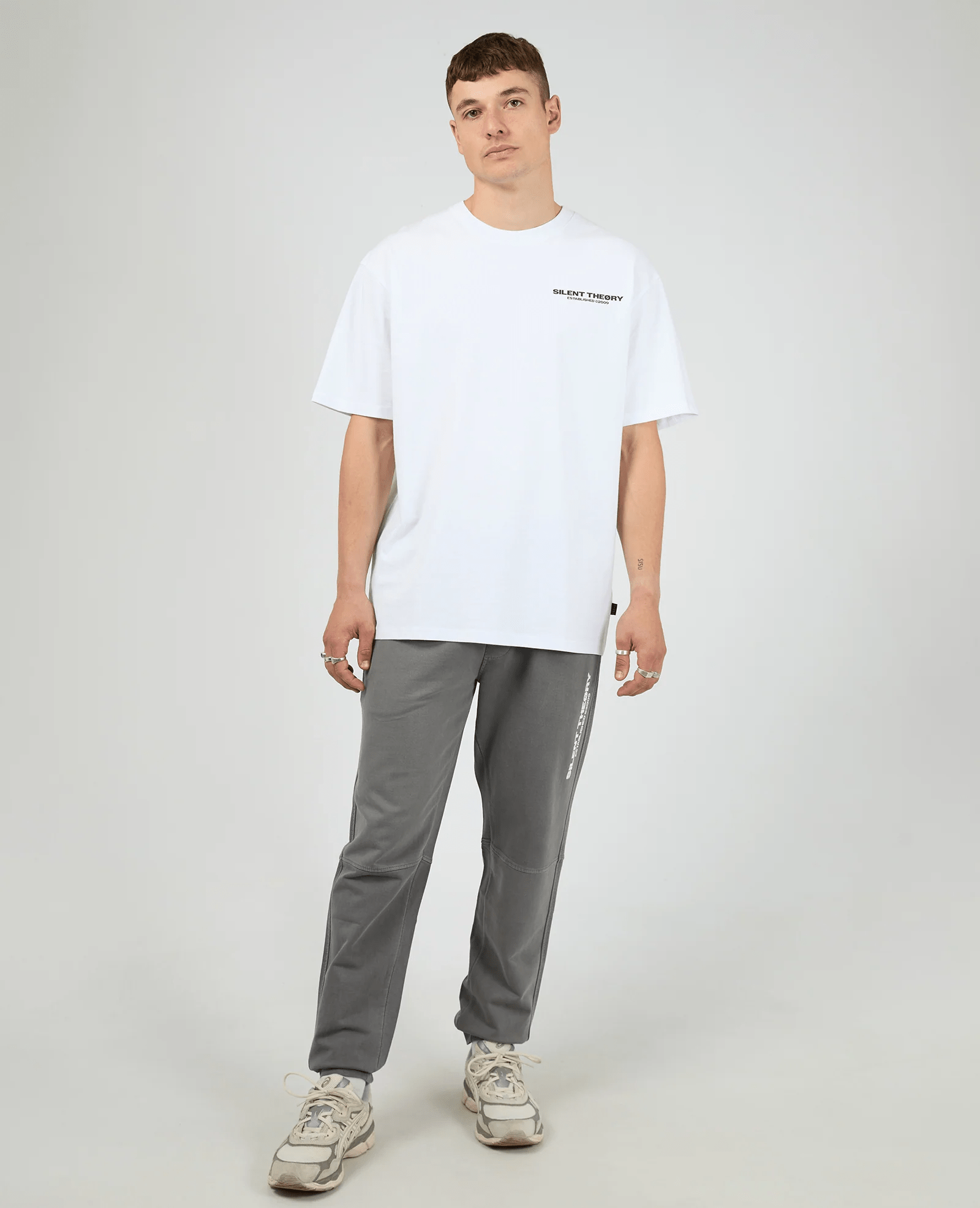 SILENT THEORY Essential theory trackpant v2 - Charcoal