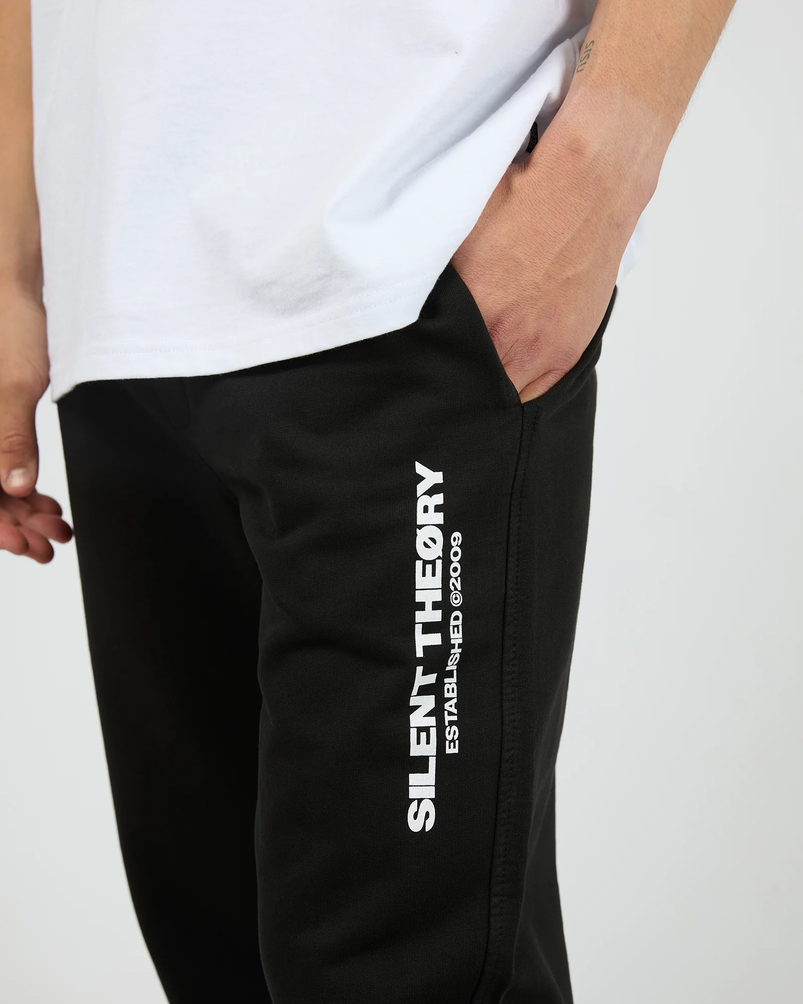 SILENT THEORY Essential theory trackpant v2 - Black