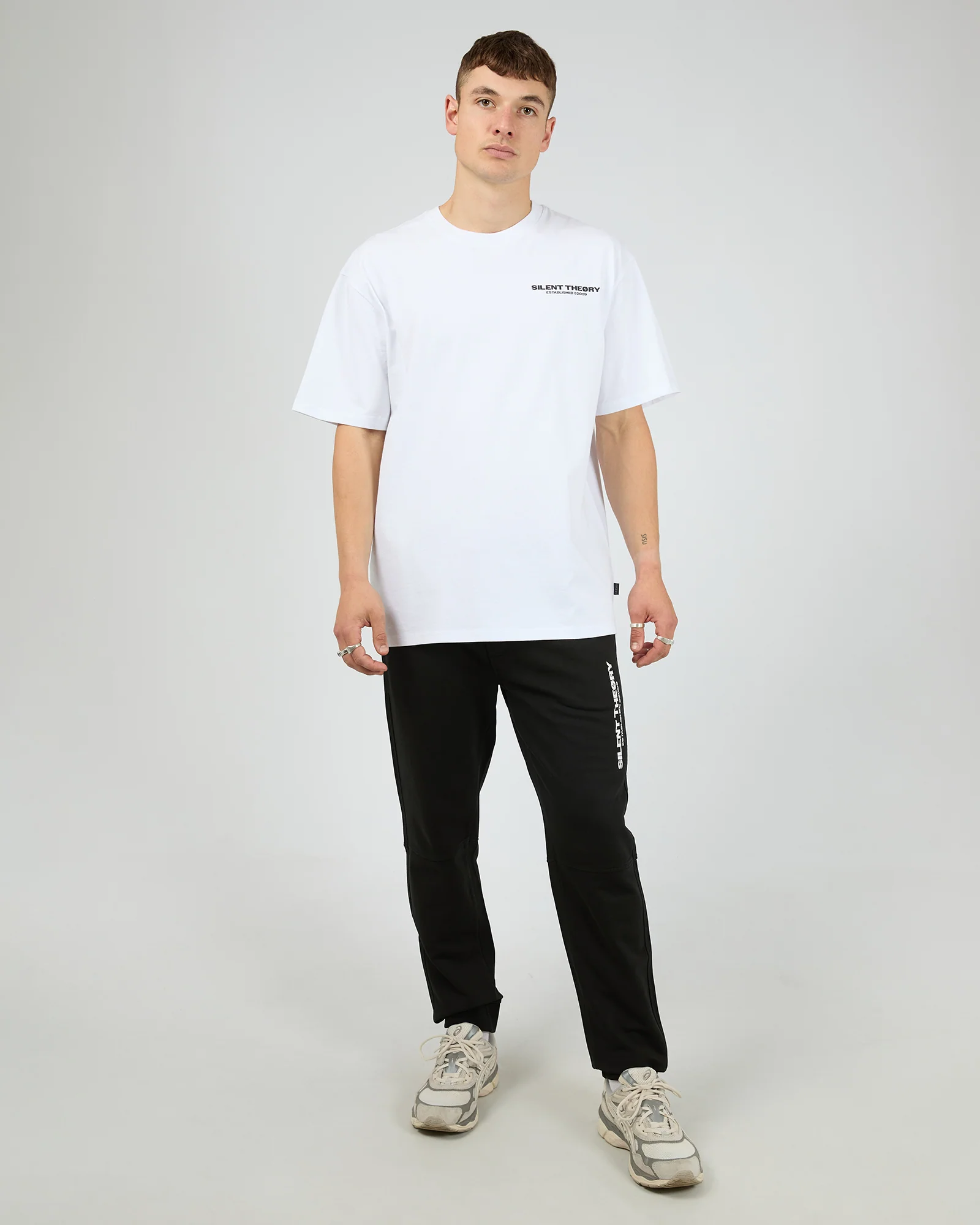 SILENT THEORY Essential theory trackpant v2 - Black