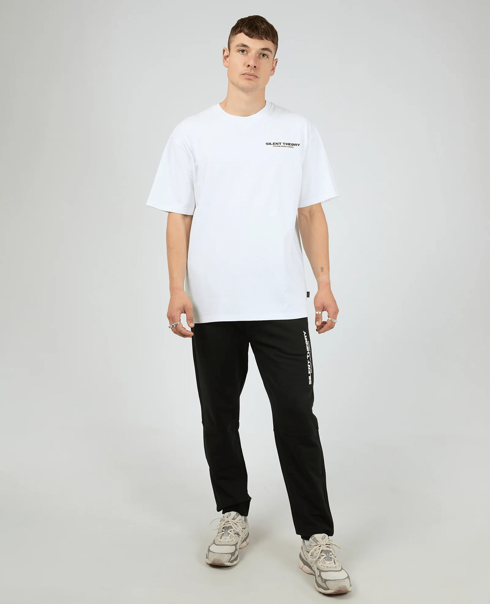 SILENT THEORY Essential theory trackpant v2 - Black