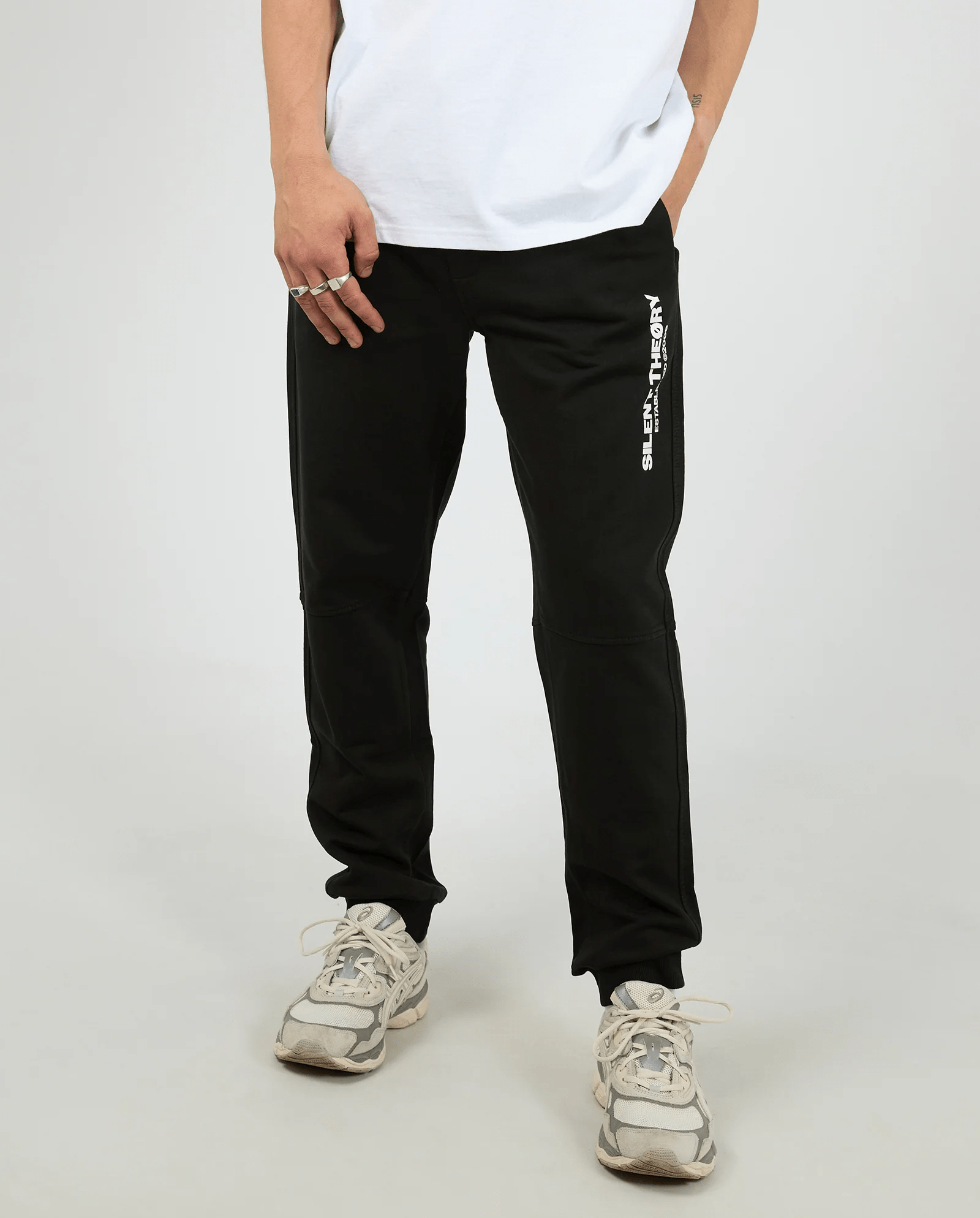 SILENT THEORY Essential theory trackpant v2 - Black