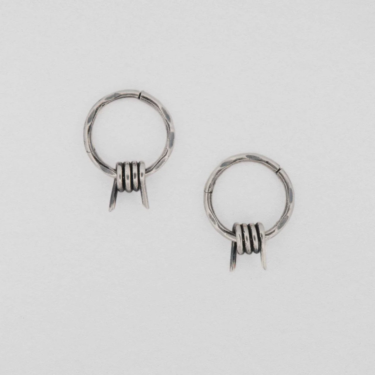 SUE THE BOY Barb huggie pair - 925 Silver