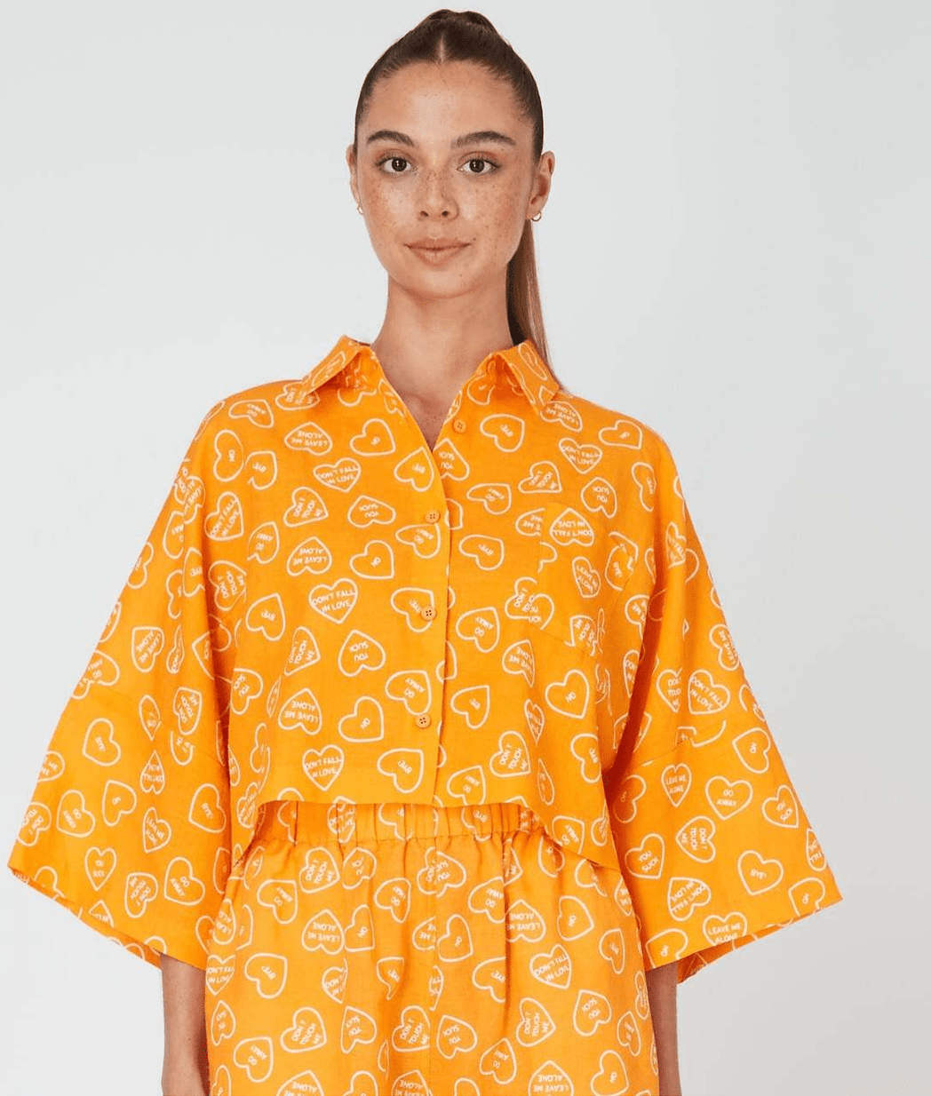 Summi summi linen cropped shirt - orange dumb love print one size