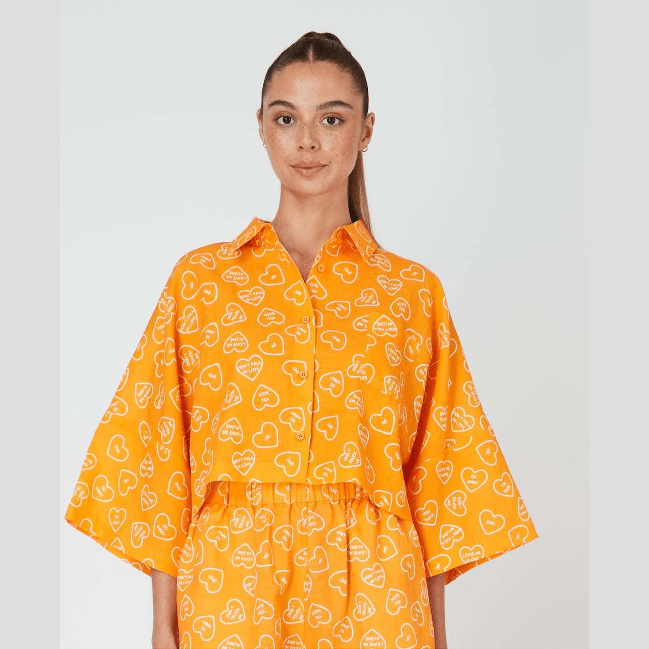 Summi summi linen cropped shirt - orange dumb love print one size