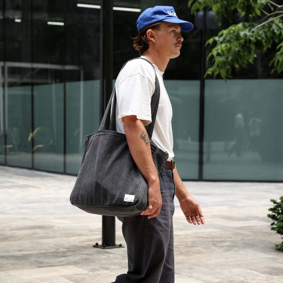 ARRAY Large Pocket Tote - Washed black