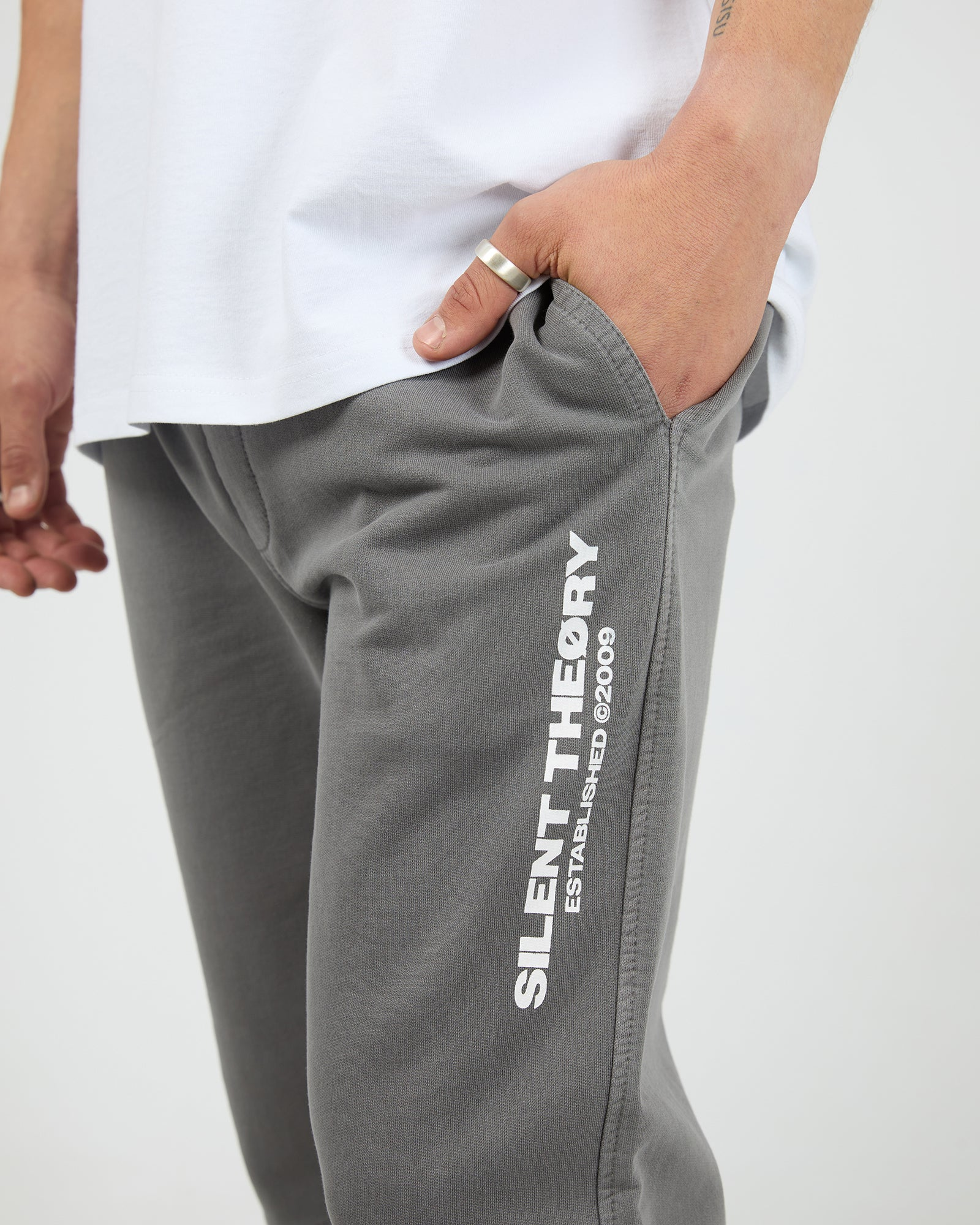 SILENT THEORY Essential theory trackpant v2 - Charcoal
