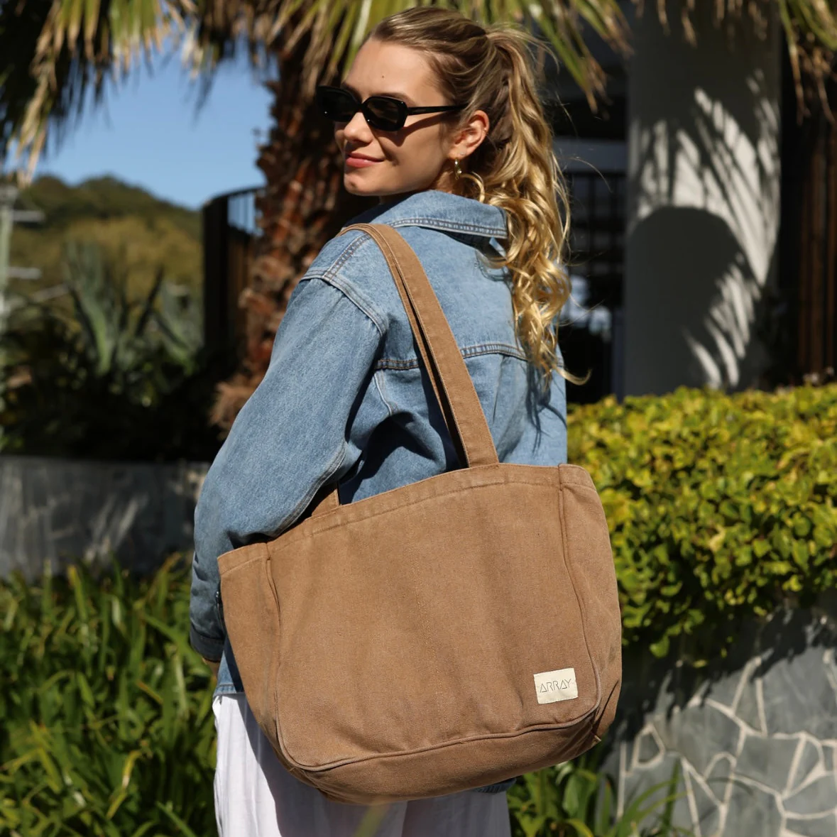 ARRAY Everyday Pocket Tote - Mocha