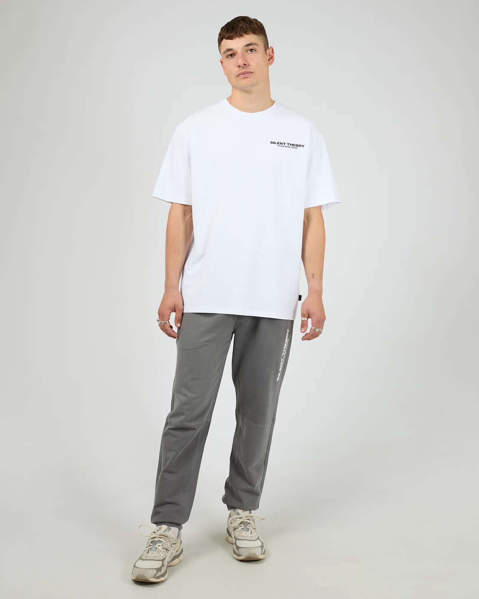 SILENT THEORY Essential theory trackpant v2 - Charcoal
