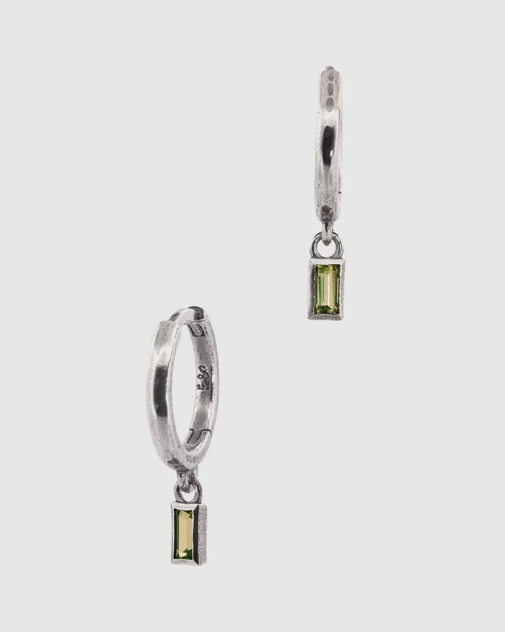 SUE THE BOY Peridot baguette huggie pair - 925 silver/peridot
